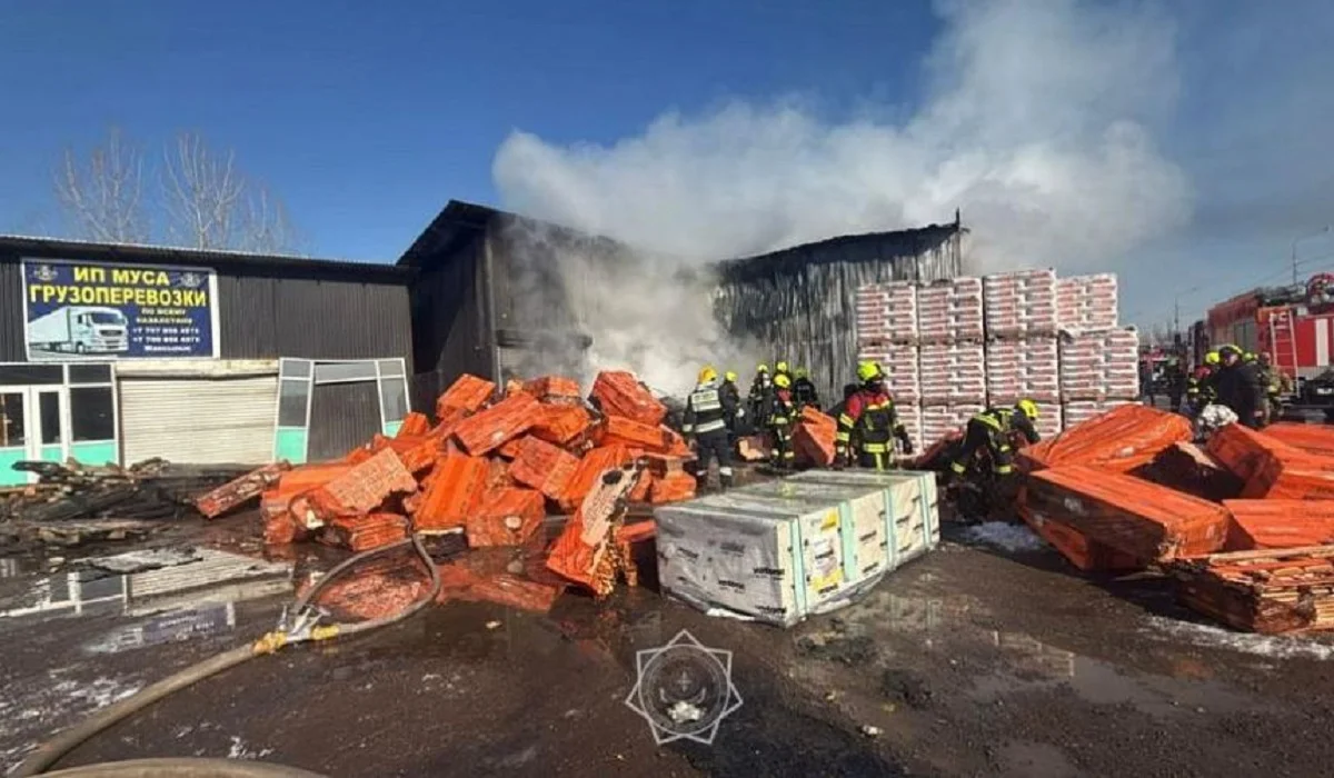 Алматыдағы барахолкада қойма өртеніп кетті