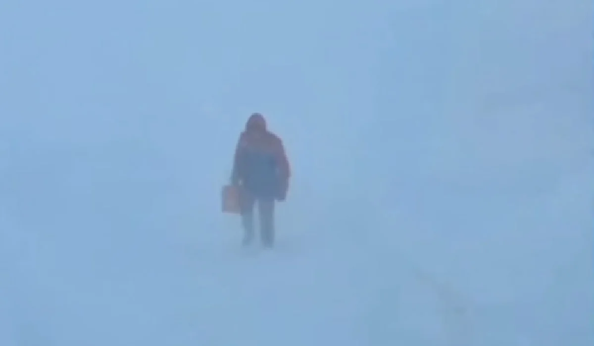 «Бүгінгі күннің батыры»: Қостанайдың жедел жәрдемдегі дәрігерлері боранға қарамастан, науқастарға жаяу барған (ВИДЕО)