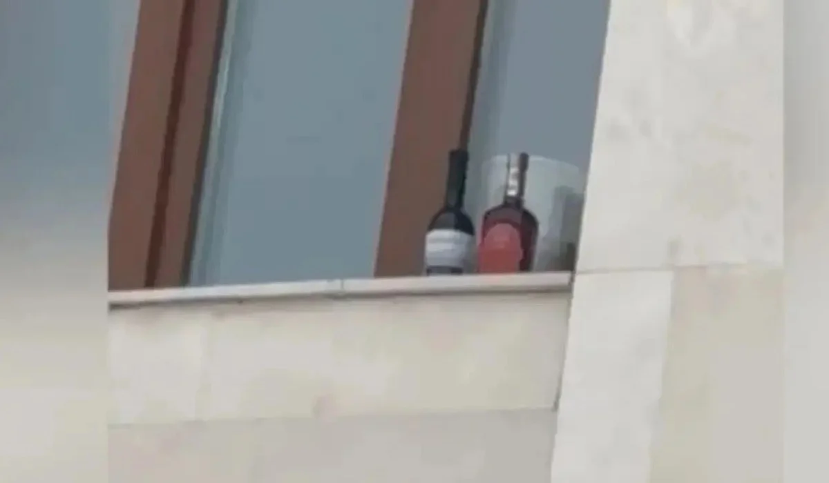 Семейдегі прокуратура кабинетінің терезесіндегі бөтелкелер: қызметкерлер қалай жазаланды