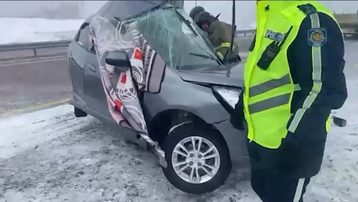 Қарағандыда темір бағанға соғылған «Кобальттың» түгі қалмаған – апаттың қорқынышты видеосы тарады