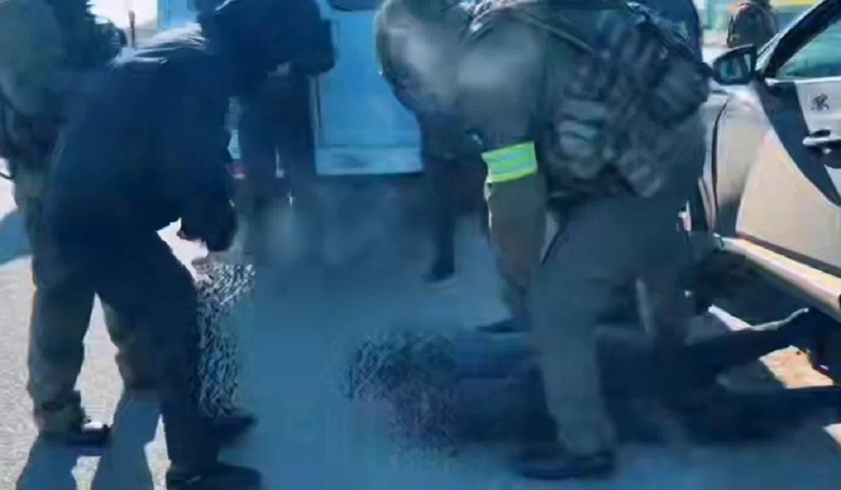 БҚО-да ағайынды екі ер адамнан қару-жарақ қоймасы мен жүздеген оқ табылды (ВИДЕО)