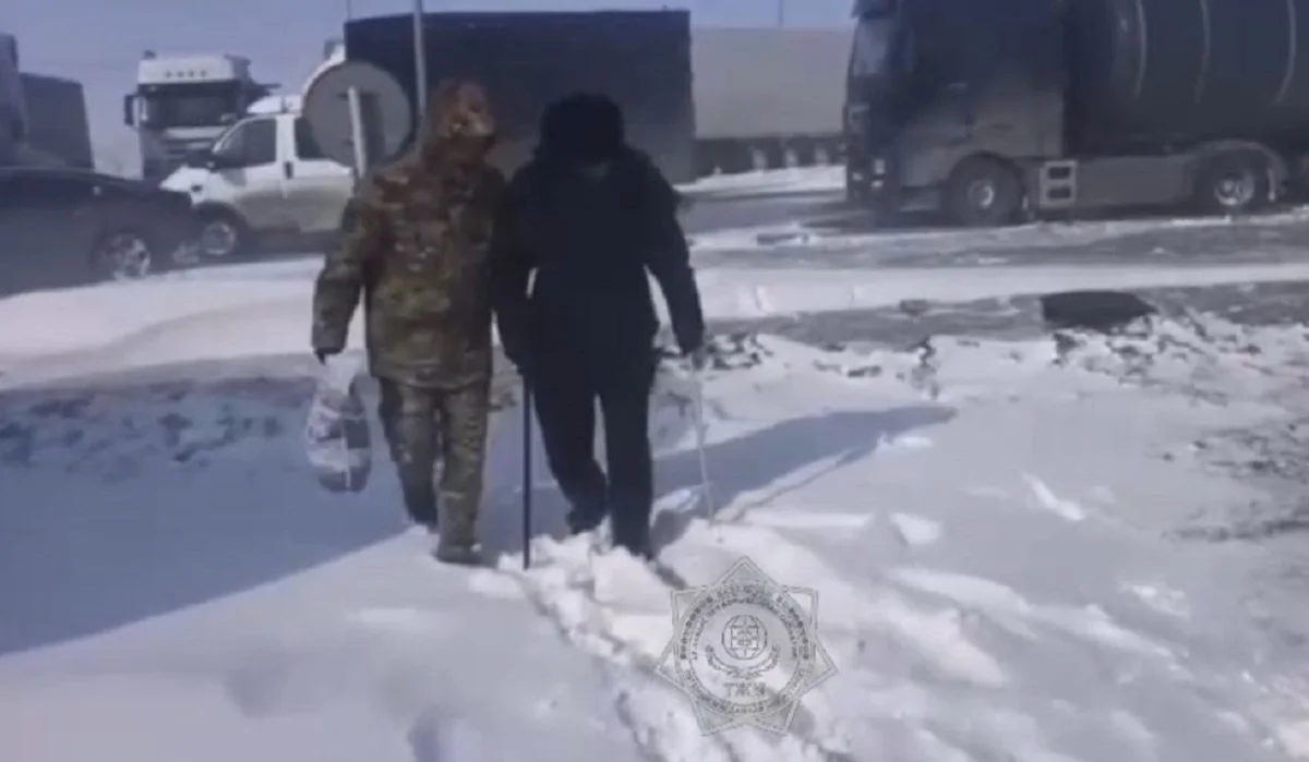 Павлодар облысында қар құрсауында тұрып қалған көлікте қарияның жағдайы күрт нашарлаған (ВИДЕО)