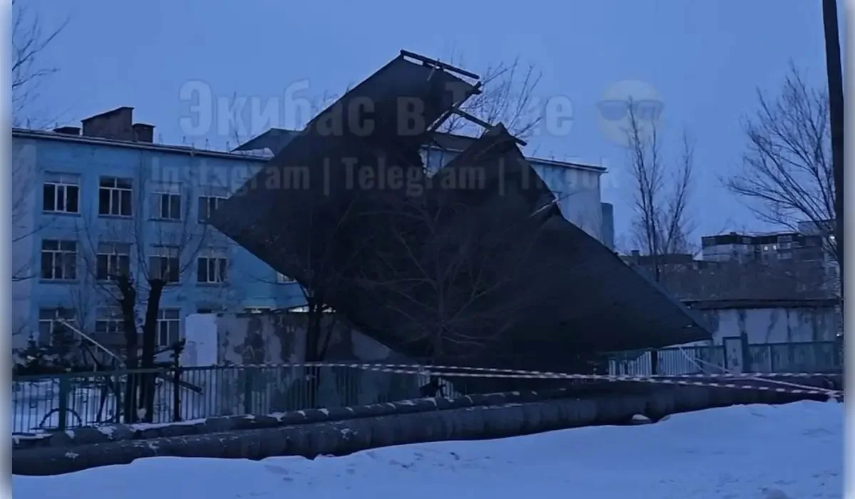 Күшті жел Екібастұздағы балабақшаның шатырын жұлып әкеткен