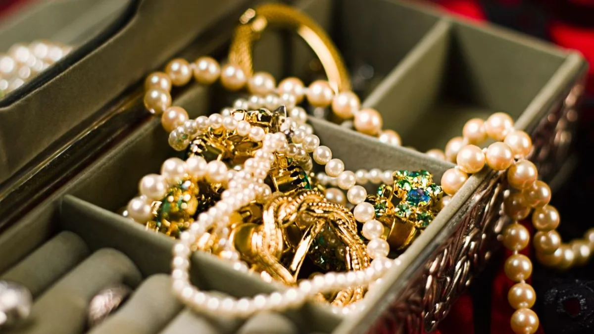 Ақтөбеде бала күтуші әйел иесінің әшекейлерін ұрлап кеткен: ол енді 7 жылға сотталуы мүмкін