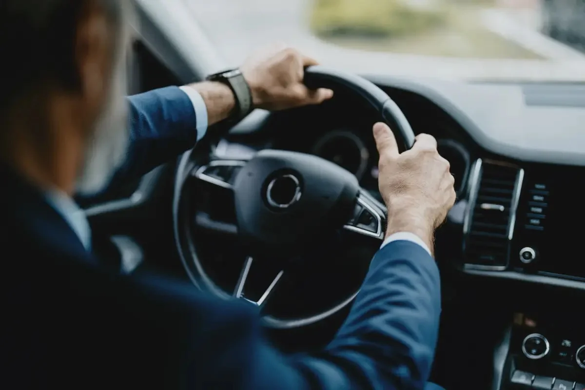 Алматыда автосалон қызметкерлерінің көз алдында су жаңа көлікті ұрлап әкетті