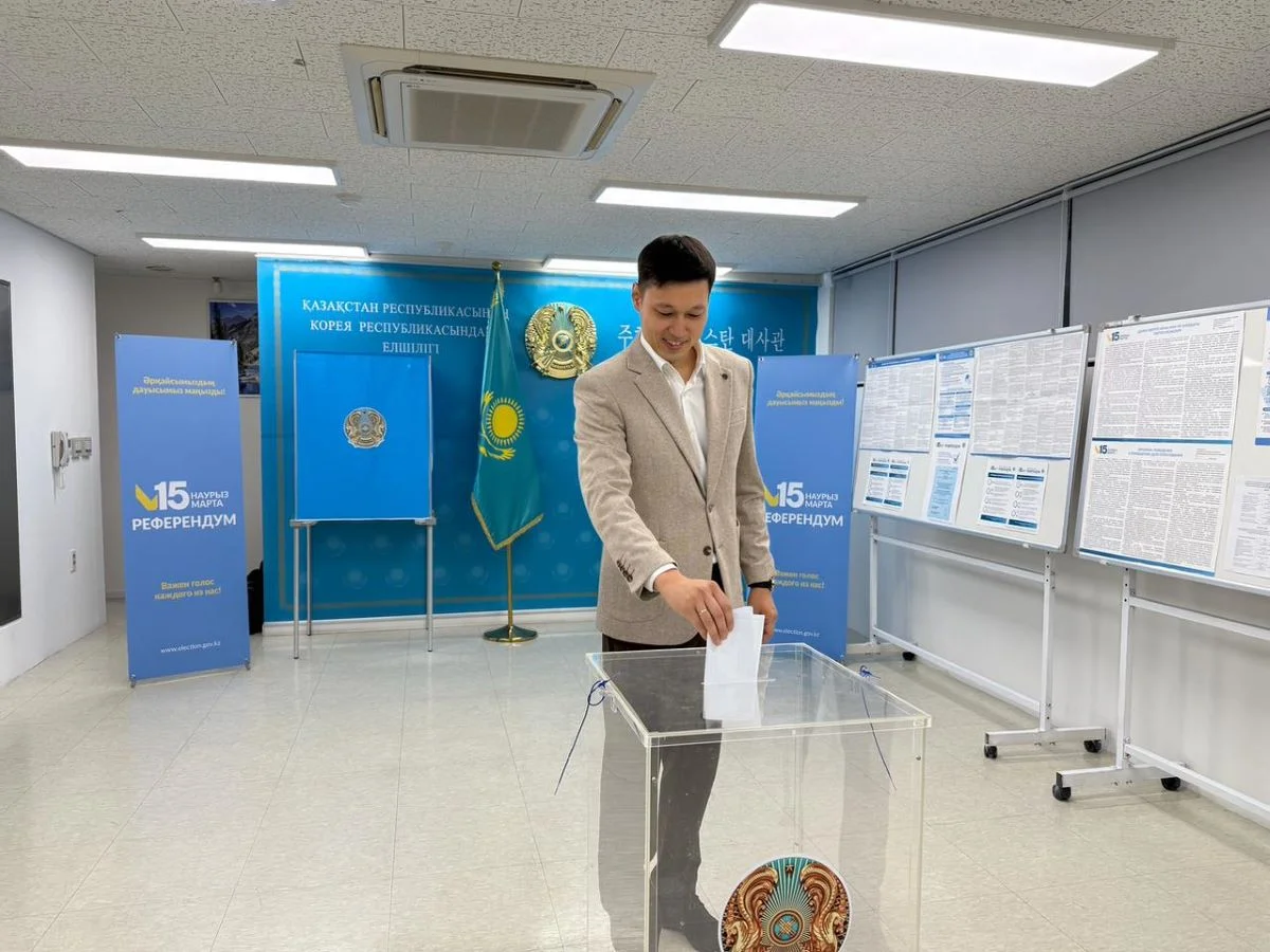Сеулде референдум учаскесінде дауыс беру басталды