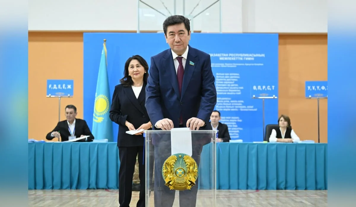 Ерлан Қошанов жаңа Конституцияға байланысты референдумда дауыс берді