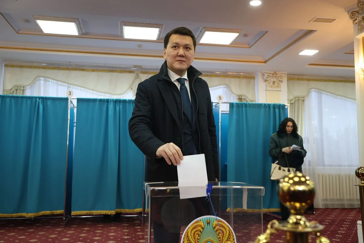 Ел болашағын айқындайтын шешім – Ерлан Қарин референдумда дауыс берді