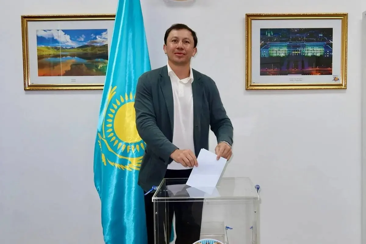 Геннадий Головкин Бангкокте жаңа Конституция бойынша референдумда дауыс берді