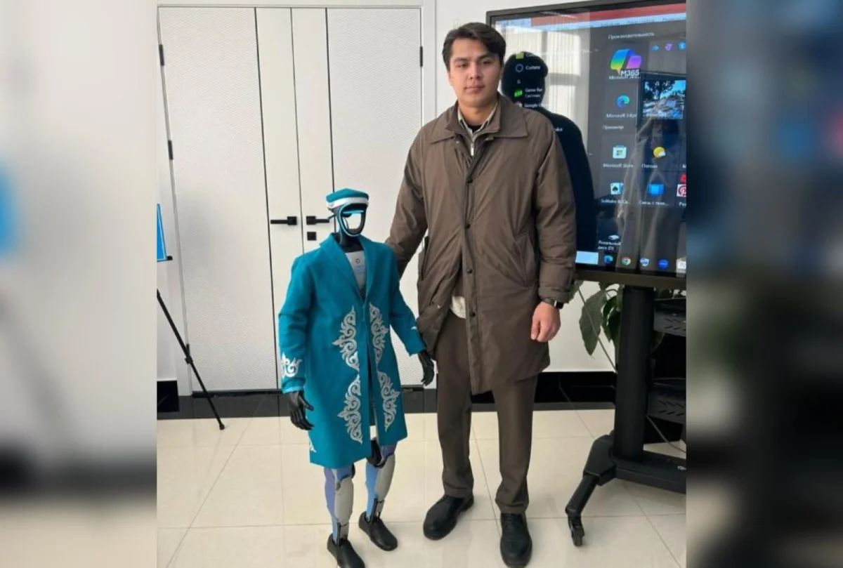 «Тақия мен шапанын ұмытпаған»: Алматы облысының тұрғыны референдум учаскесіне робот досын ерте келген