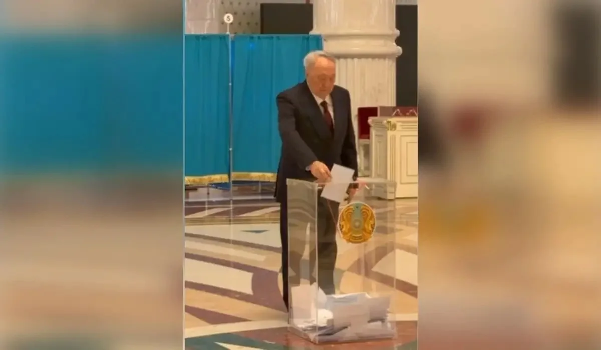 Нұрсұлтан Назарбаев Астанадағы референдум учаскесінде дауыс берді