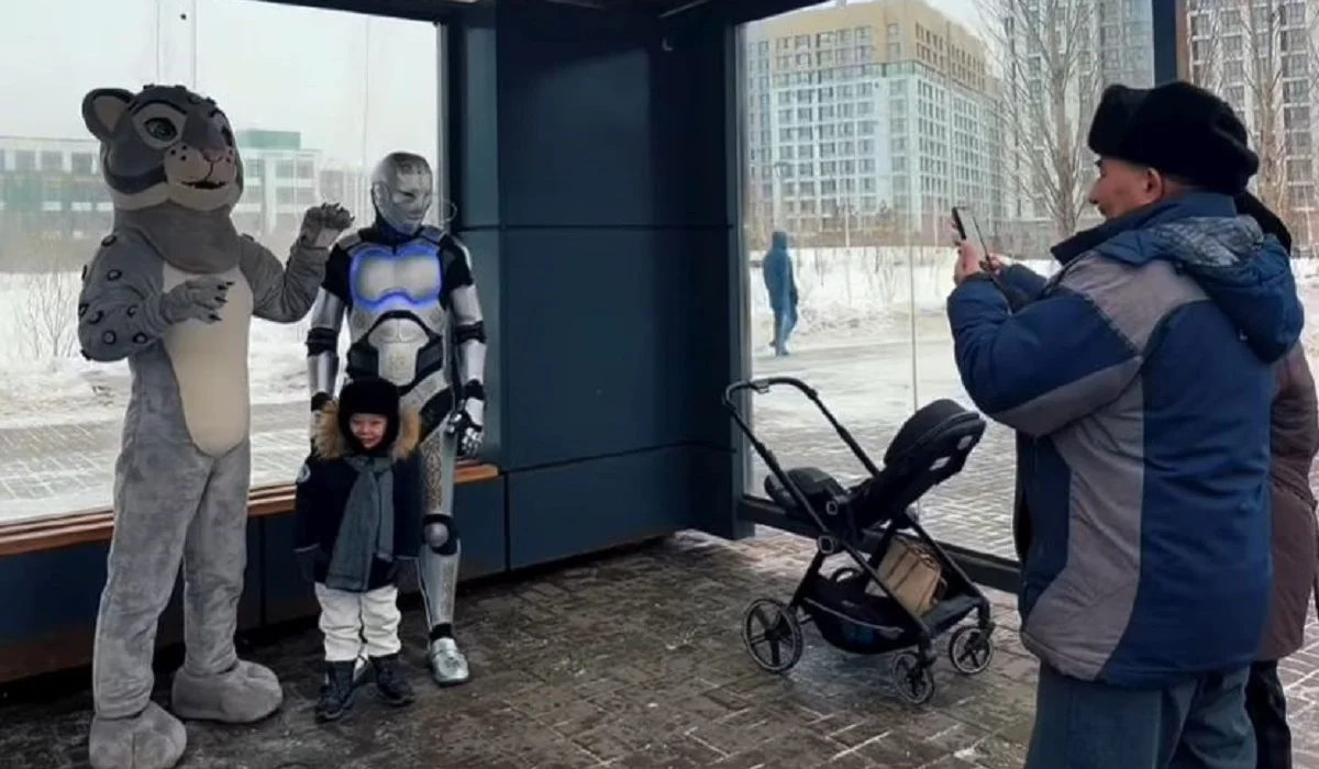 Астанада робот пен барыс қала көшелерін аралап, референдумға қатысты (ВИДЕО)