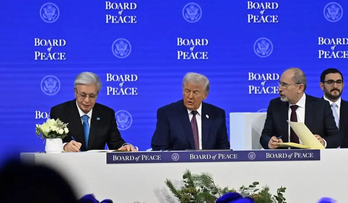 «Әлем халқы бітпейтін конференциялардан жалықты»: Тоқаев Трамп құрған Бейбітшілік кеңесінен не күтеді