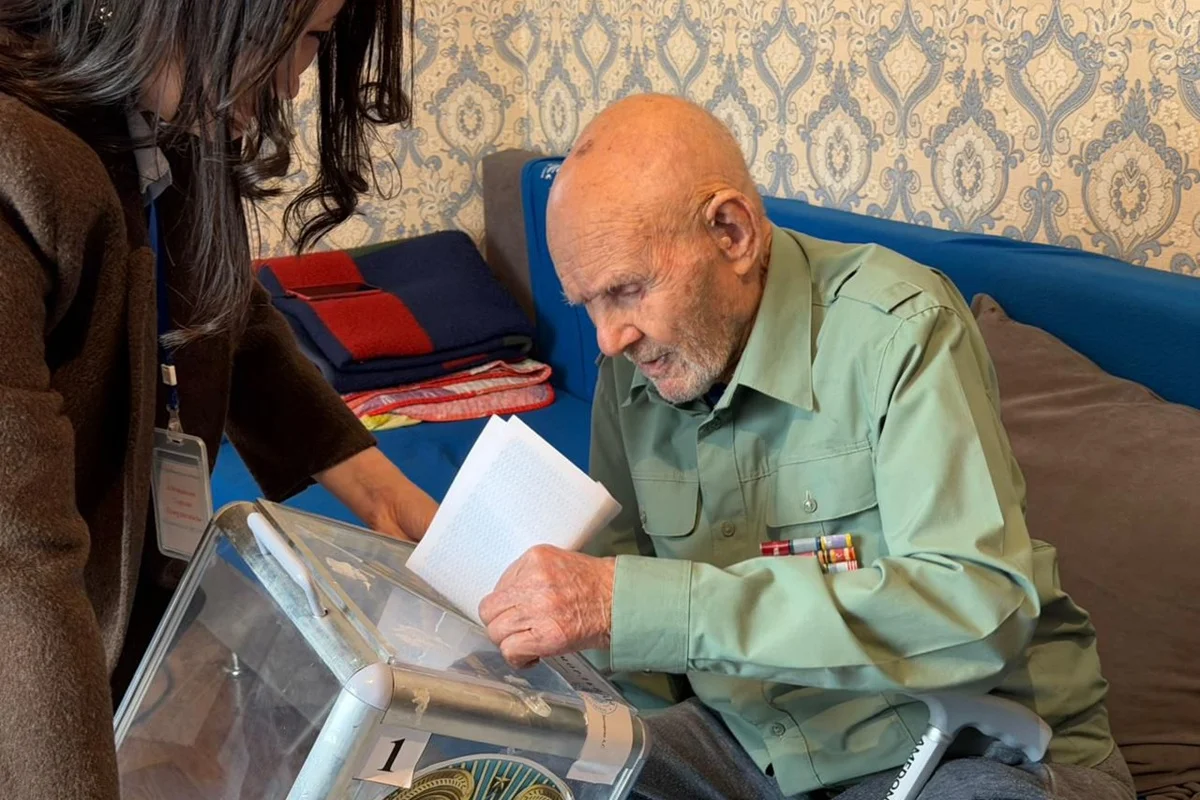 Ғасыр жасаған Ұлы Отан соғысының ардагері Василий Салазкин үйінде дауыс берді