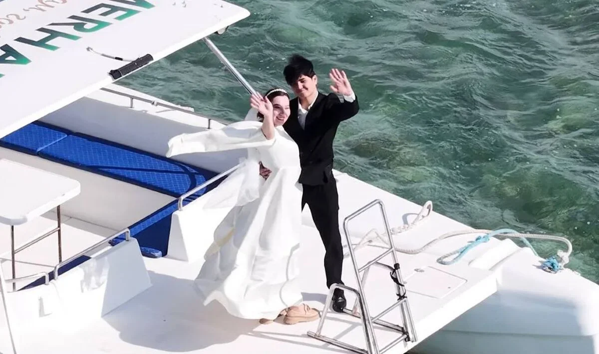 Каспий теңізіндегі love story: Маңғыстауда жас жұбайлар референдумға катермен келді