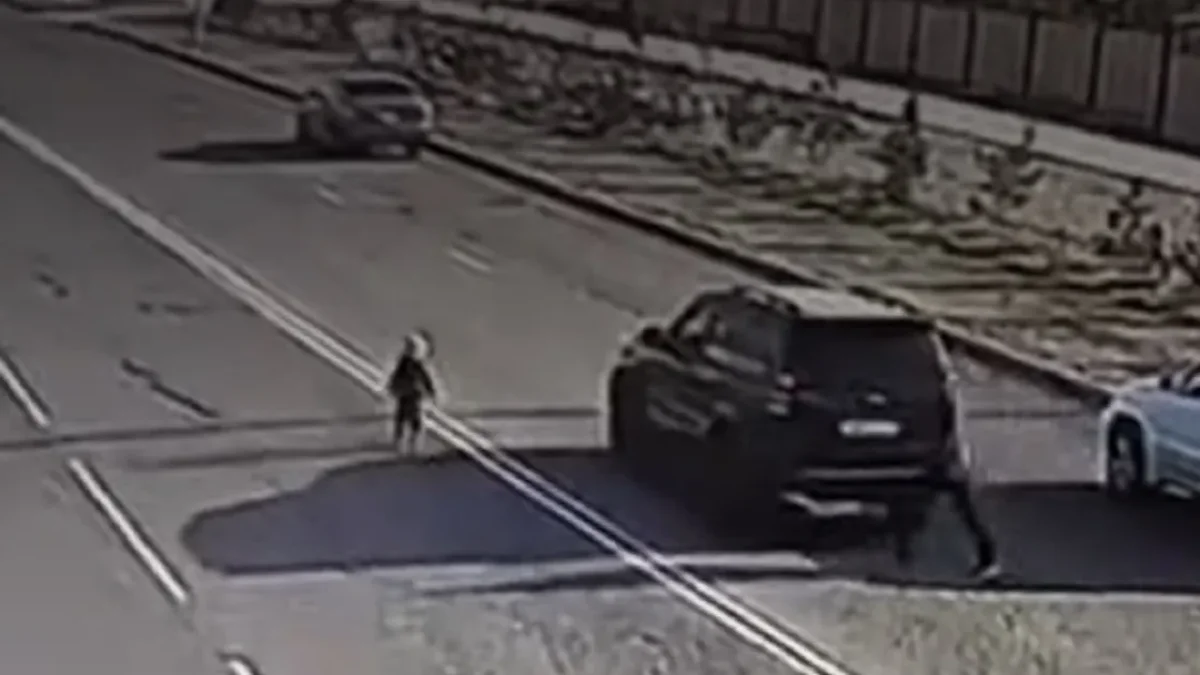 Ақтауда ата-анасынан адасқан 4 жасар бала жолдың ортасында жүрген