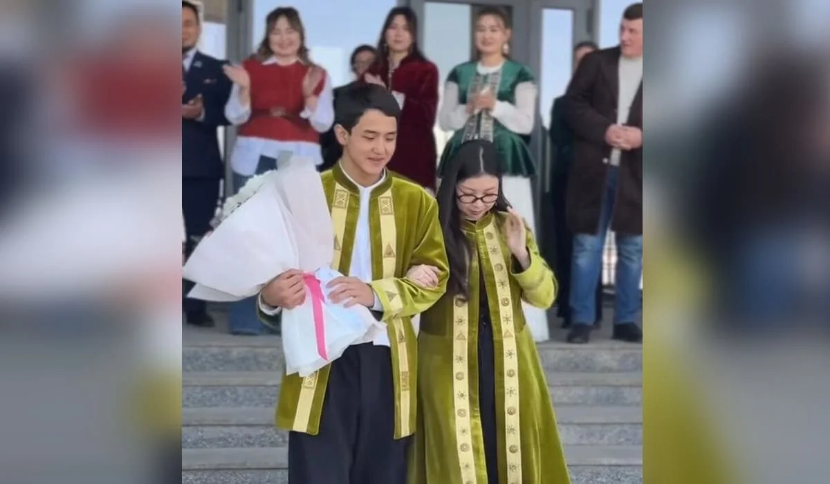 Референдум және махаббат: тағы бір жігіт сүйіктісіне референдум учаскесінде ұсыныс жасаған