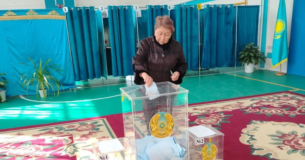 «Менің атым – Конституция»: Қазақстандағы жалғыз ерекше есімі бар әйел Таразда дауыс берді (ВИДЕО)