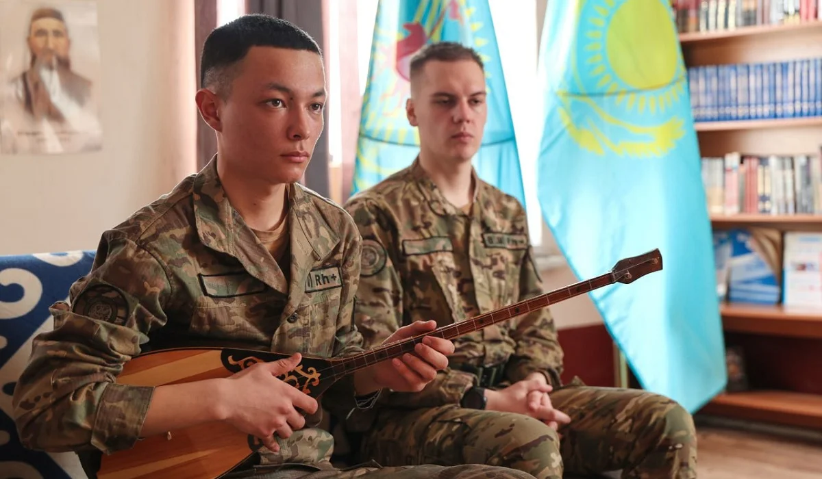 Әскердегі күйші: Ұлттық ұлан сарбазы 100-ге жуық күйді жатқа біледі