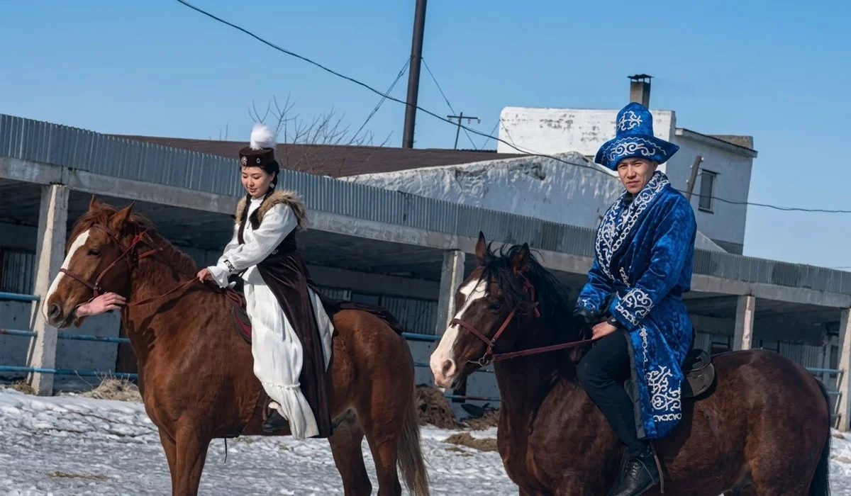 «Жетсе, бетінен сүйеді»: Ақмолада түрме қызметкерлері «қыз қуу» ойнап, көңіл көтерген (ФОТО)