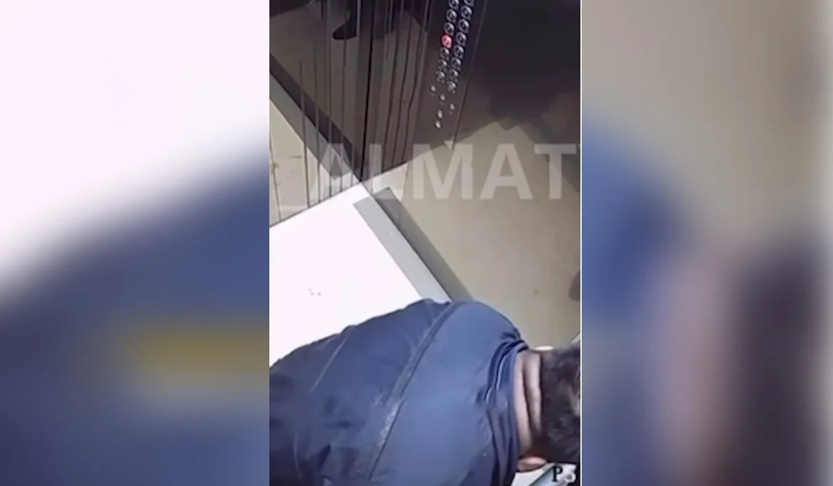 Алматыда курьер лифтінің ішіне дәрет сындырып кетті (ВИДЕО)