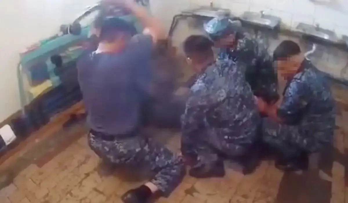 Атбасардағы ауыр іс: азаптау фактісі бойынша алқабилер ақтап алған түрменің 12 қызметкері қайта сотталатын болды