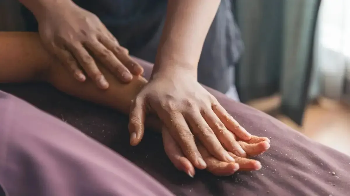 «Монша атын жамылып, жезөкшелікке итермеледі»: Шымкентте 18 жастағы қыз зорланғанын мәлімдеді (ВИДЕО)