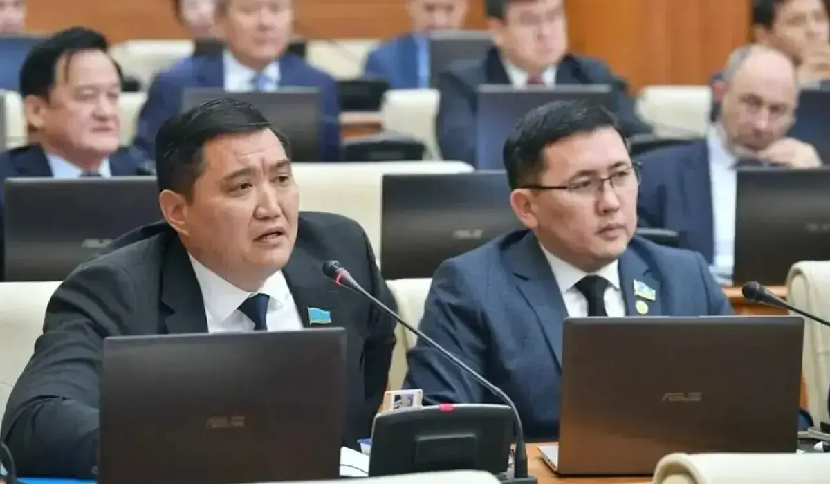 Депутат жұма күні сайын мемлекеттік қызметшілерді жұмыстан толық босатып, кітапханаға жіберуді ұсынды