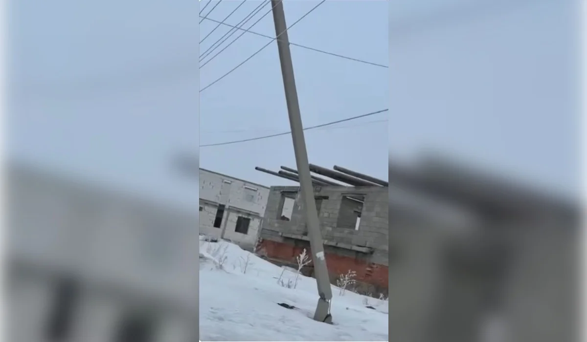 «Баланың үстіне құлап кете ме деп қорқамыз»: Қоянды ауылындағы мектептің маңында электр бағаны құлағалы тұр  (ВИДЕО)