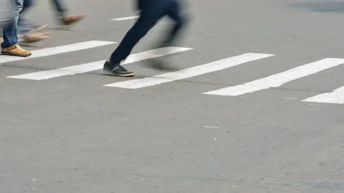 Алматыда автобус жолаушылар өткелінен өтіп бара жатқан жас жігітті қағып кетті