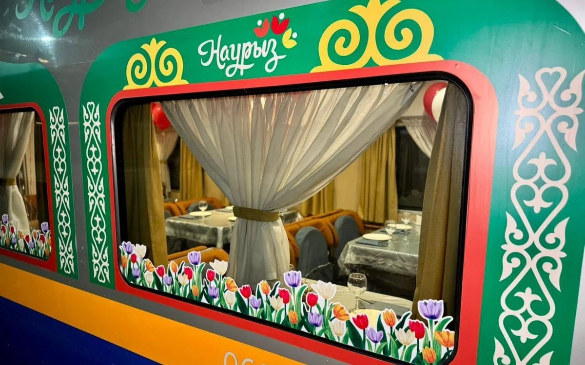 Ұлттық нақышта безендірілген пойыздар жолға шықты