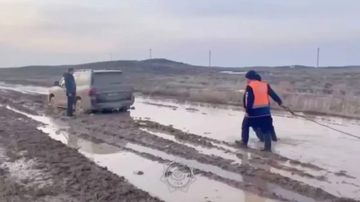 Қарағанды облысында батпақта қалған көліктерден 18 адам құтқарылды