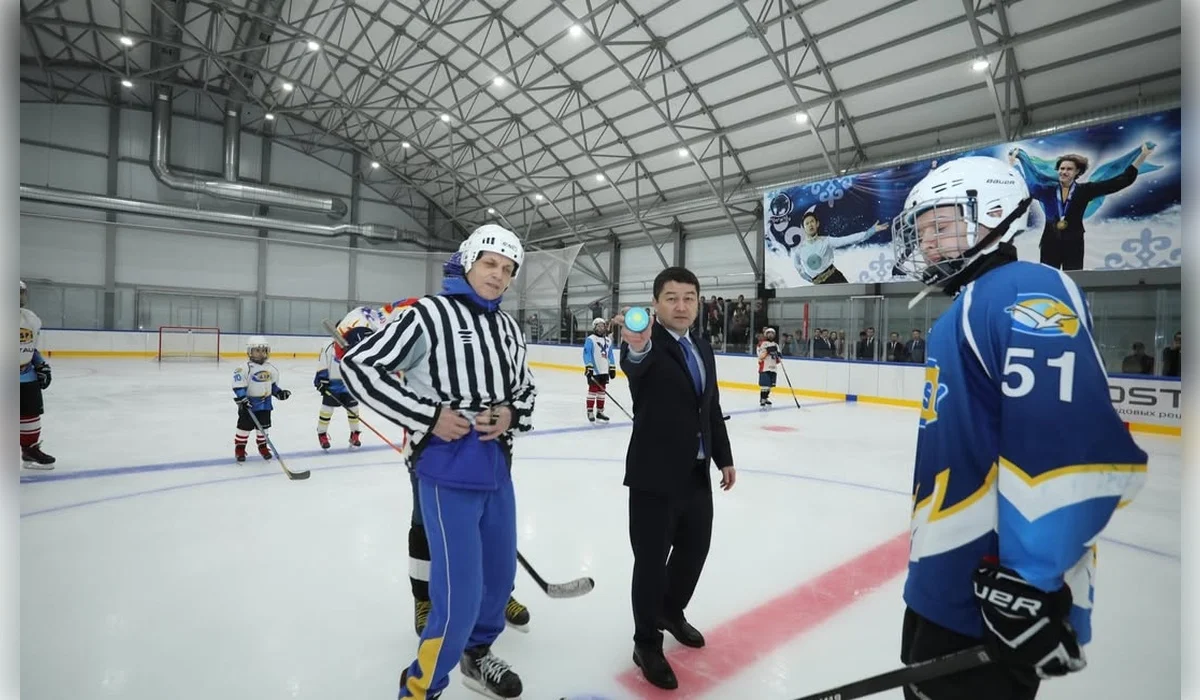 Маңғыстау облысының әкімі тудың суреті бар шайбаны хоккейшілерге бермей қойды (ВИДЕО)