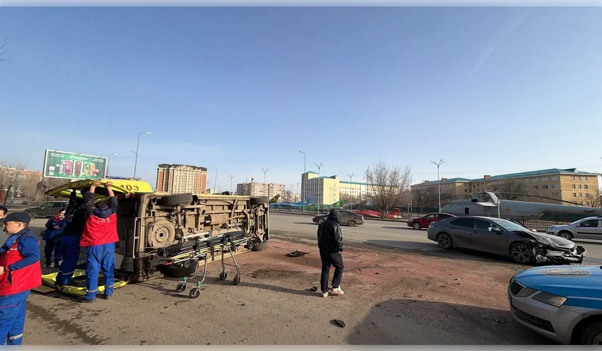Ақтөбеде жүкті әйел мінген жедел жәрдем көлігі апатқа ұшырап, аударылып қалды