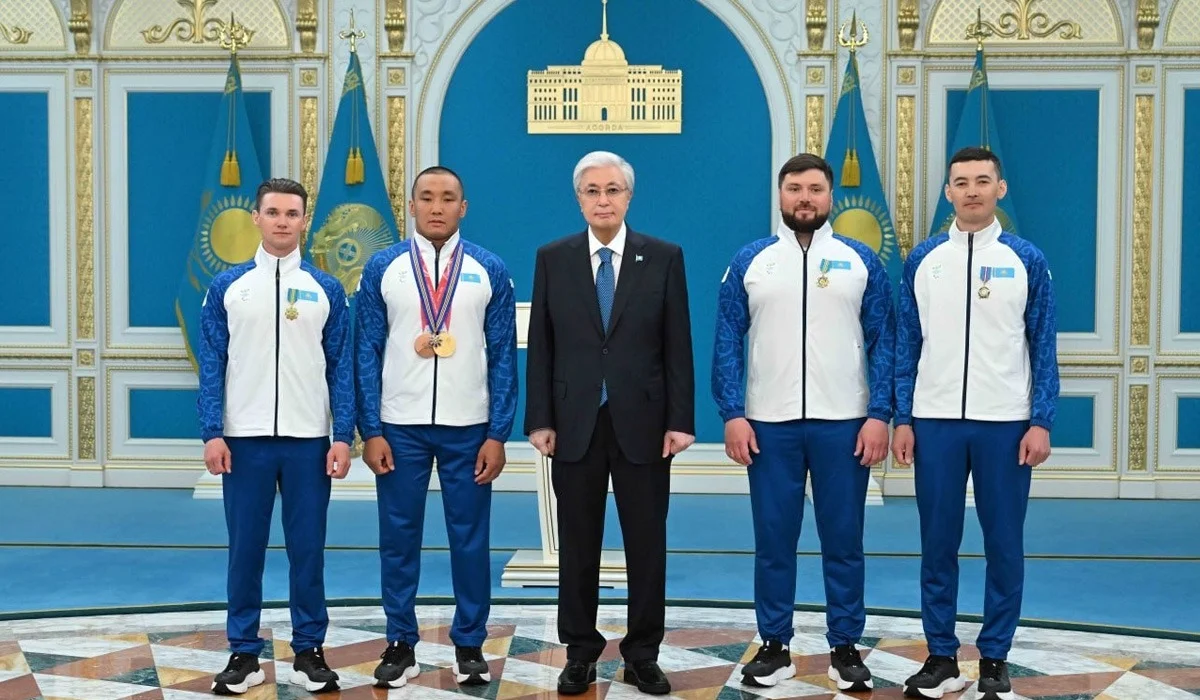 «Маған ақ жол тілеп едіңіз»: параспортшы Ербол Хамитов Тоқаевтың қолынан «Барыс» орденін алды (ВИДЕО)