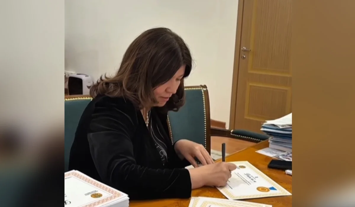 «Осындай шешім қабылдадым»: министр Жұлдыз Сүлейменова оқушыларға түнгі 01:00-де кабинетінен сәлем жолдады (ВИДЕО)