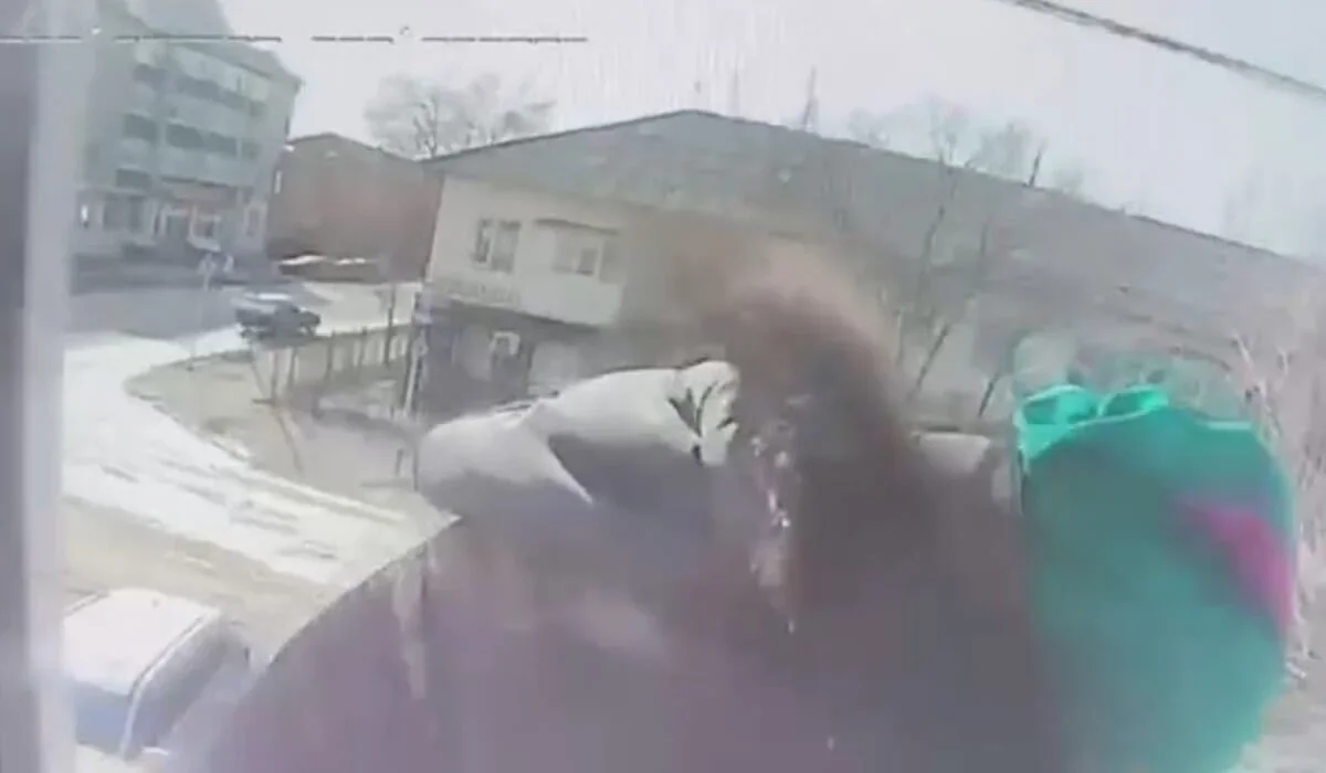 Ақтөбеде зейнеткер әйел 2-қабаттан секірмек болды: оқиғаның видеосы жарияланды