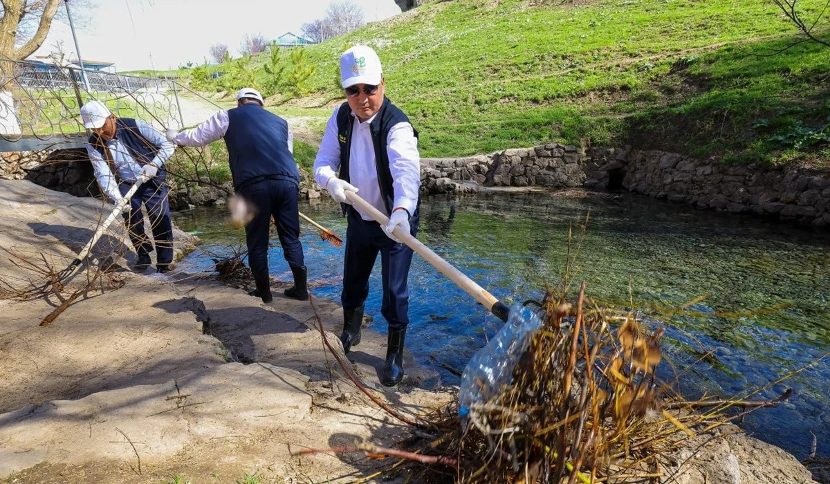 «Таза Қазақстан»: Бектенов Түркістанда бұлақ басын тазалады
