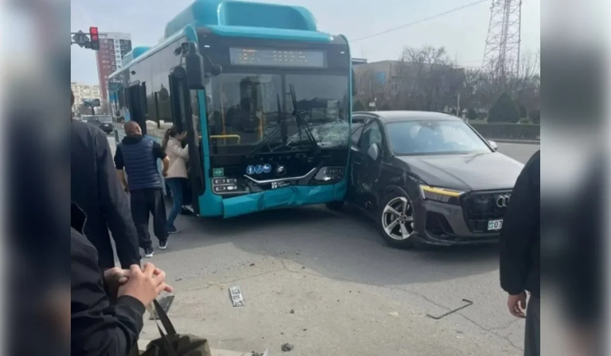 Маңғыстау облысының әкімдігі жанында автобус пен жеңіл көлік соқтығысып қалды