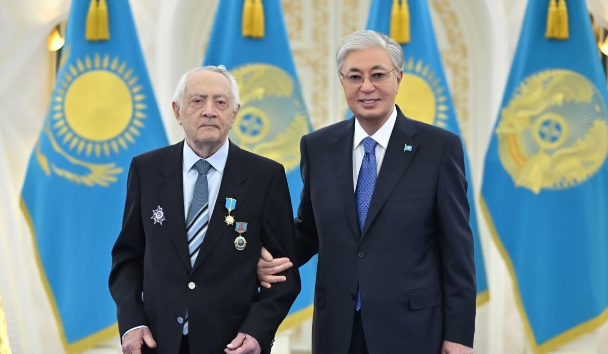 «Шыңның ұшар басына қол созым жер қалса да кері қайттыңыз»: Тоқаев Ақордада даңқты альпинисті марапаттады (ВИДЕО)