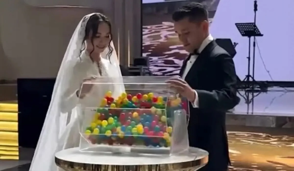 Әнші Жанболат пен Жазира ұлының тойында автокөлік ойнатты (ВИДЕО)