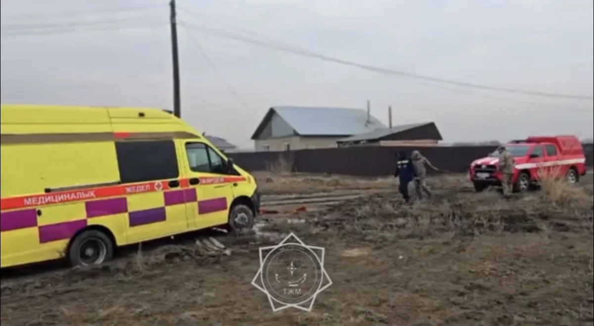 Семейде құтқарушылар жедел жәрдем көлігін балшықтан шығарып алды