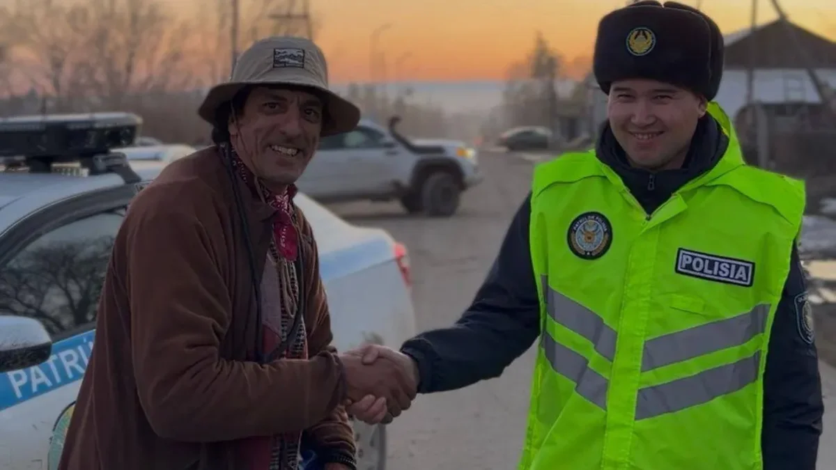 ШҚО-да полицейлер марокколық саяхатшының велосипедін жөндеп берді