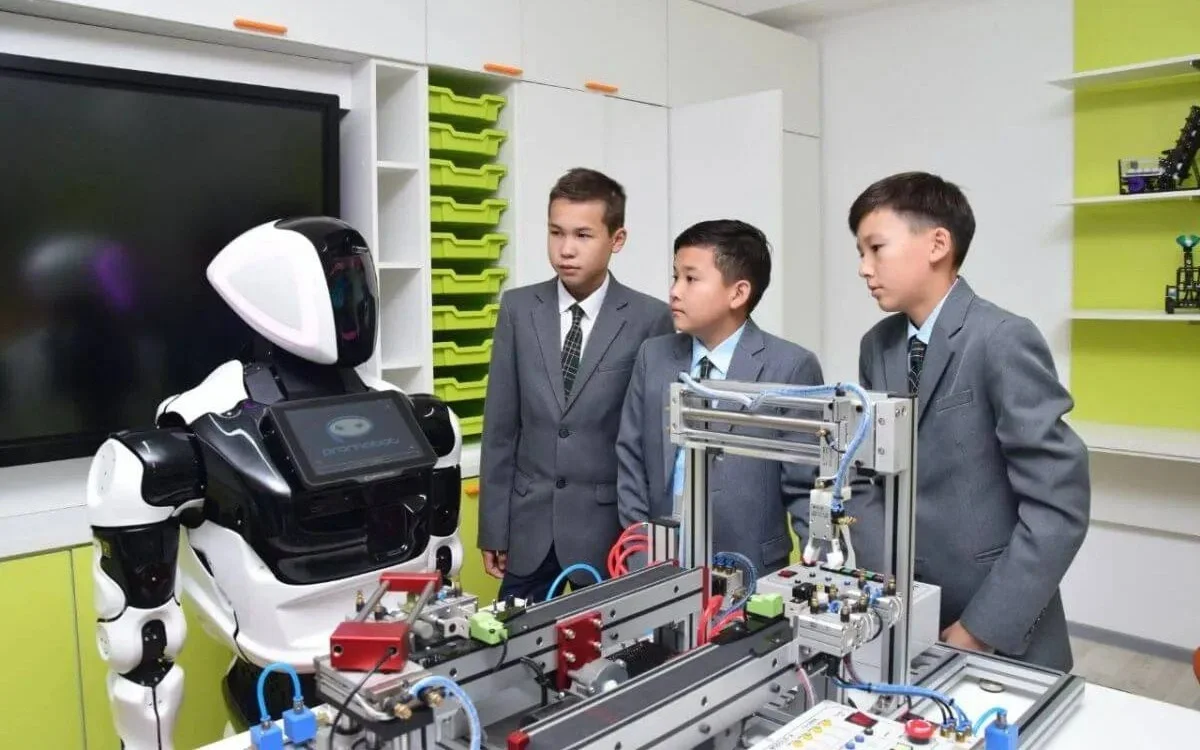 «Келешек мектептері»: 150 STEM-зертхана мен 180 робототехника кабинеті ашылды