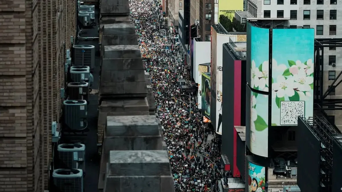 АҚШ-та 8 млн адам жаппай наразылық шеруіне шықты