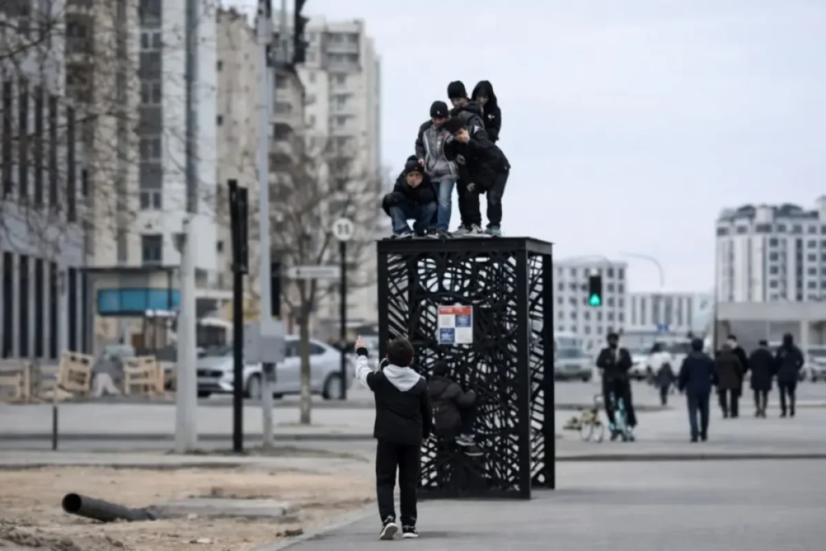 Ақтауда жасөспірімдер көрнекі нысандарды қиратып жатыр