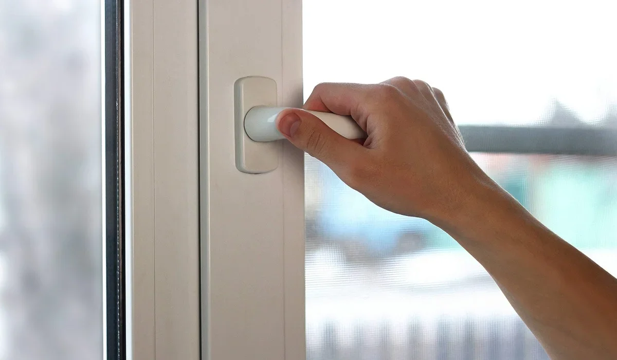 Қостанайда 15 жастағы қыз бала көпқабатты тұрғын үйдің терезесінен құлап кетті