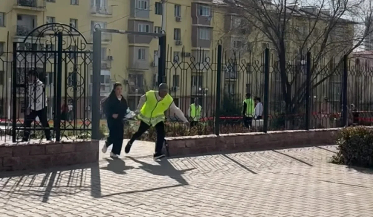 Шымкентте емтиханға кешіккен оқушы қыздың парағын алып ұшқан адамның кім екені белгілі болды (ВИДЕО)