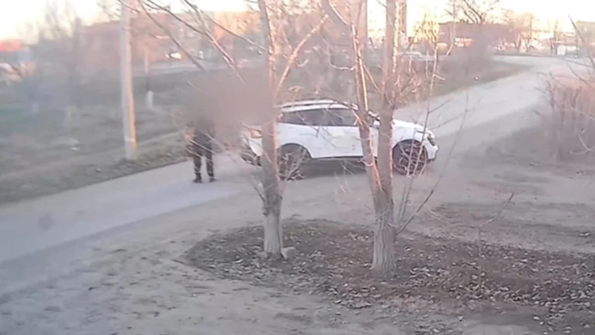 Ақтөбеде ер адам жер үйлерді тонап, көлігін ұрламақ болған сәтте қолға түсті (ВИДЕО)