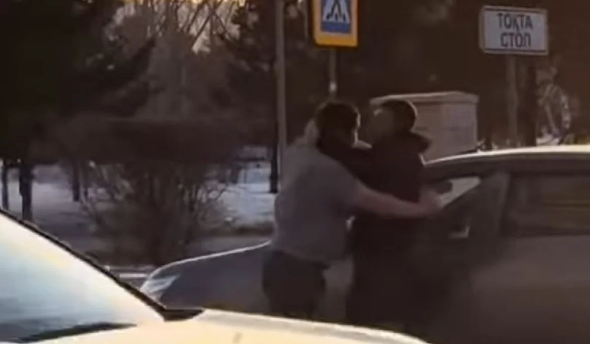 Астанада жолға таласқан жүргізушілер бір-біріне жұдырық ала жүгірді (ВИДЕО)
